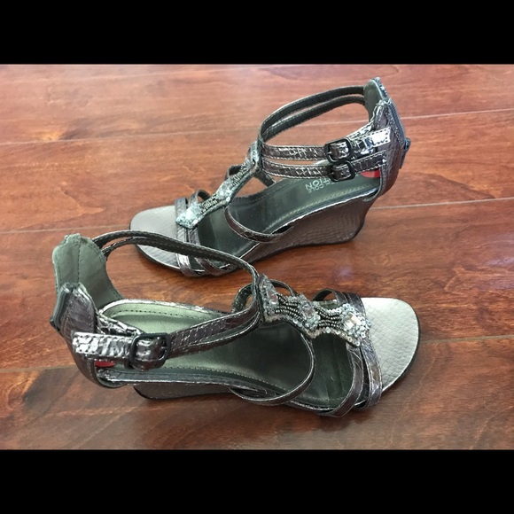 Kenneth Cole Reaction Wedge Sandals - Picture 3 of 6